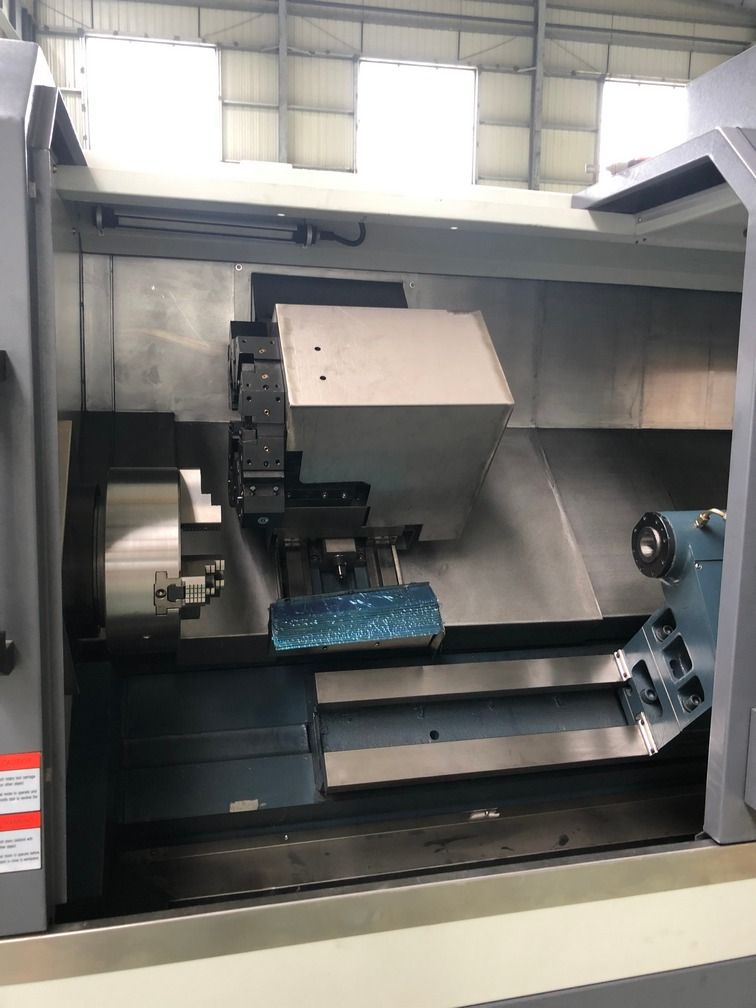KMT KTL60/500  Револьверная головка TAIXIN (Тайвань)  Токарный центр KTL60/500 оснащен 12-ти позиционной гидравлической револьверной головкой TAIXIN(Тайвань)  Сечение инструмента 25х25 мм, отверстие в блоке под расточной инструмент ø40мм  Револьве...